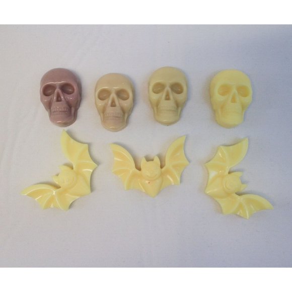 Skulls & Bats Wax Melts | Lemon Sugar Cookie Skull Tarts | Hand Poured - Picture 1 of 4
